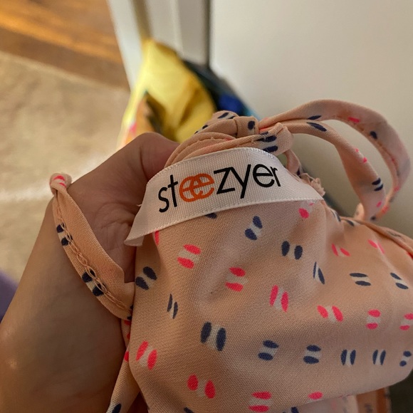 Ruffle cold shoulder romper size small - Picture 3 of 3